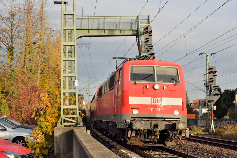 111 131 mit RE 17299 bei km 16,6 (November 2021)