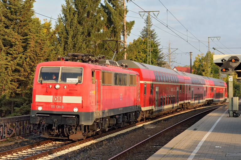 111 131 mit RE 17299 bei km 16,8 (Oktober 2021)