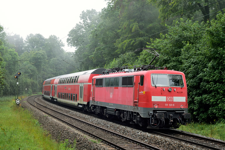111 131 mit RE 17299 bei km 11,8 (Juli 2021)