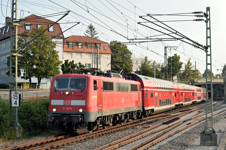 111 131 mit RE 17299 bei km 15,4 (September 2021)