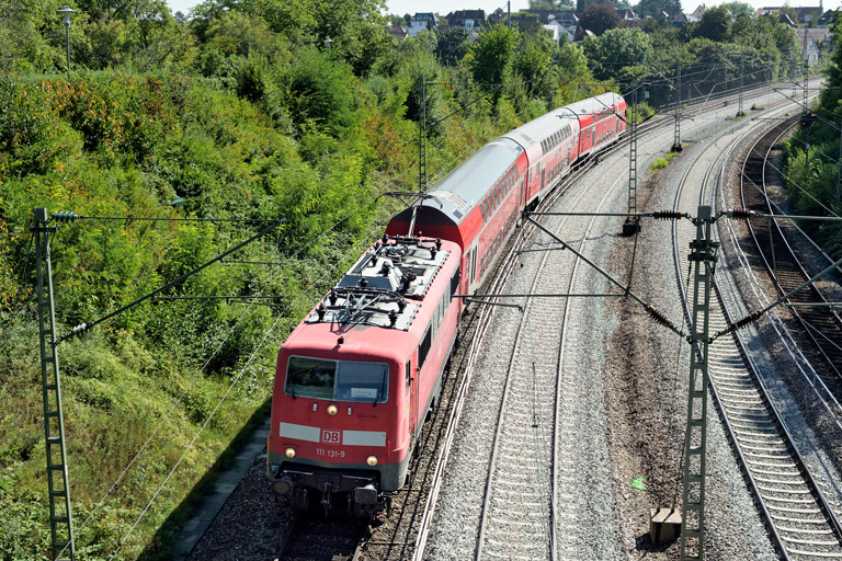 111 131 mit RE 28402 bei km 14,6 (September 2021)