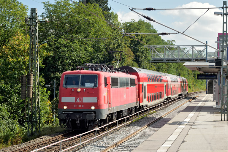 111 131 mit RE 28402 bei km 14,2 (September 2021)