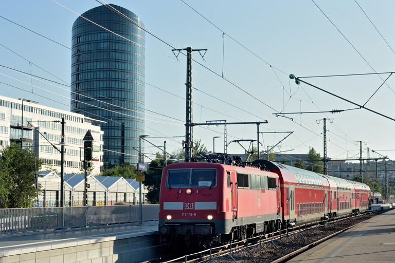 111 131 mit RE 28418 bei km 15,6 (September 2021)