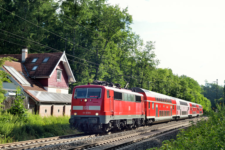 111 169 mit RE 17299 bei km 18,2 (Juli 2021)