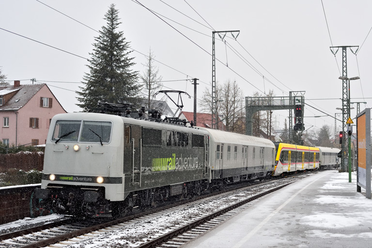 111 210 und 455 001 bei km 16,8 (Januar 2021)