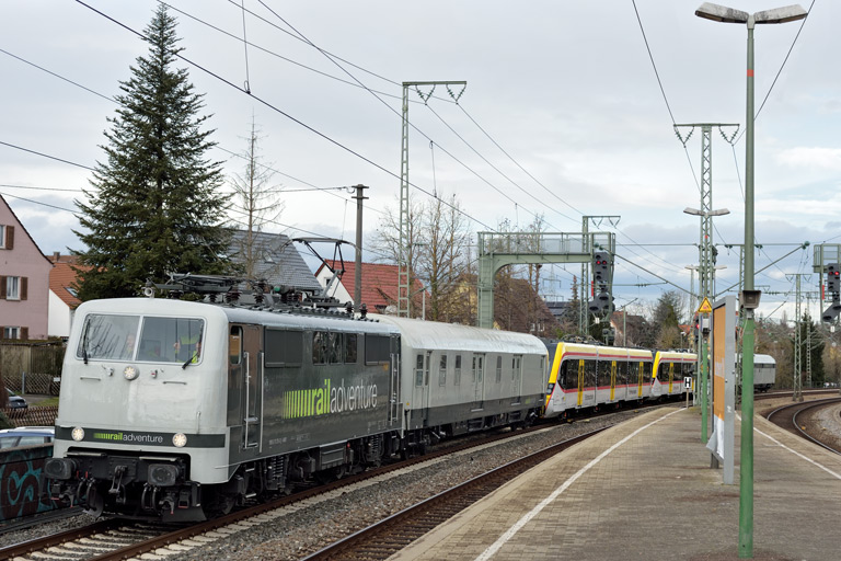 111 215, 455 001 und 455 002 bei km 16,8 (Januar 2021)