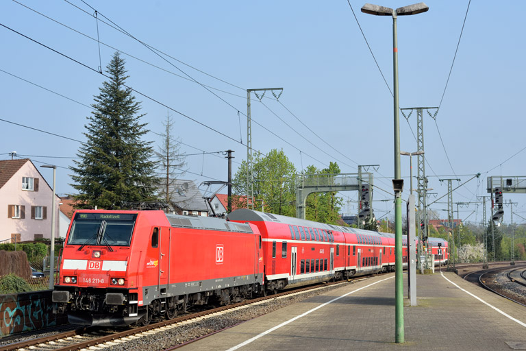 146 211 mit RE 17299 bei km 16,8 (Mai 2021)