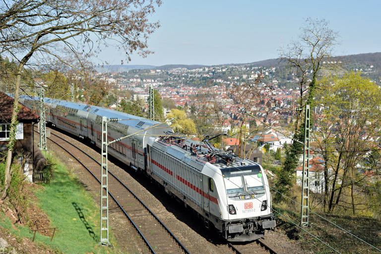 147 553 mit IC 2386/RE 52386 bei km 9,4 (April 2021)