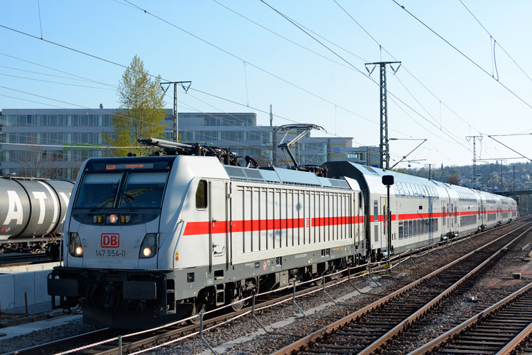 147 554 mit IC 2384/RE 52384 bei km 15,8 (April 2021)