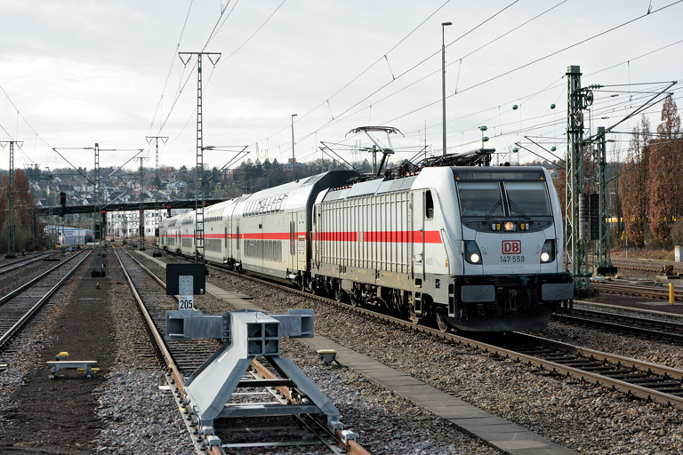 147 559 mit IC 2280/RE 52280 bei km 15,8 (Dezember 2021)