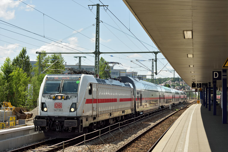 147 561 mit IC 2280/RE 52280 bei km 15,6 (Juli 2021)