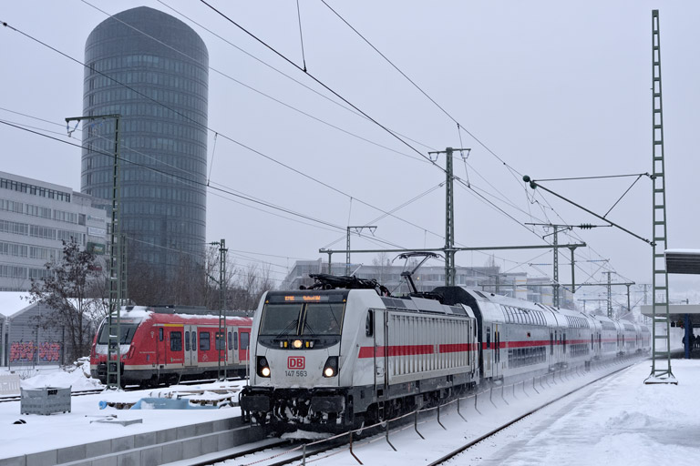 147 563 mit IC 2386/RE 52386 bei km 15,6 (Februar 2021)