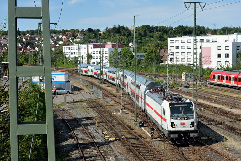 147 566 mit IC 2288/RE 52288 bei km 16,0 (August 2021)
