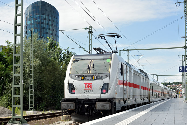 147 566 mit IC 2385/RE 52385 bei km 15,6 (August 2021)