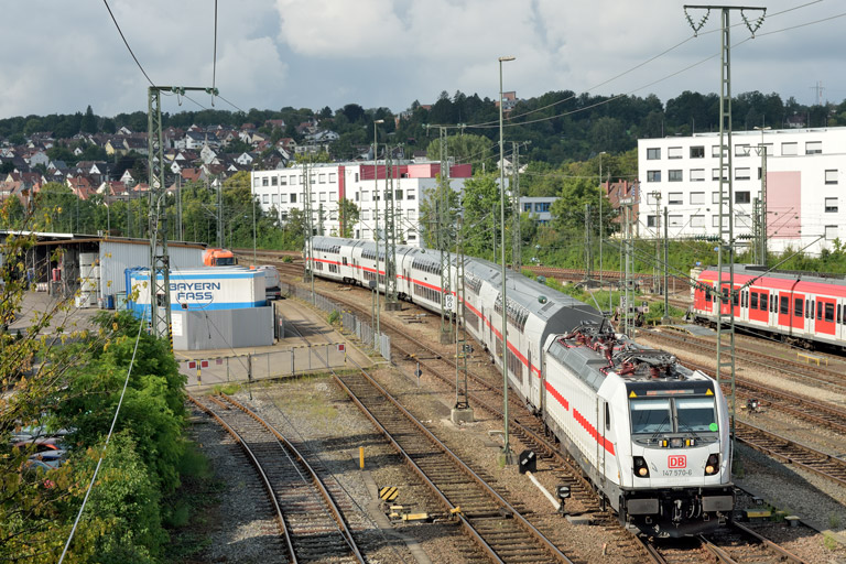 147 570 mit IC 2288/RE 52288 bei km 16,0 (August 2021)