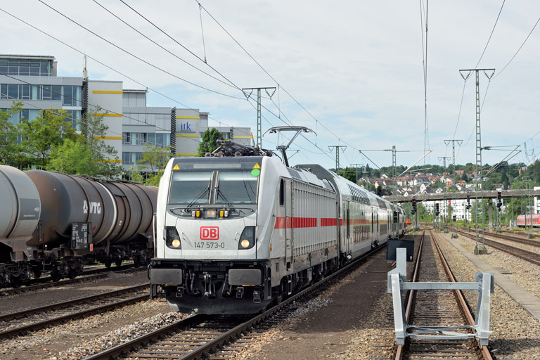 147 573 mit IC 2288/RE 52288 bei km 15,8 (August 2021)