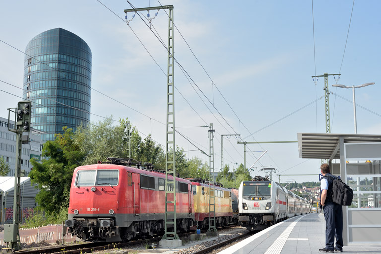 147 573 mit IC 2288/RE 52288 und 111 216 und 111 057 bei km 15,6 (August 2021)