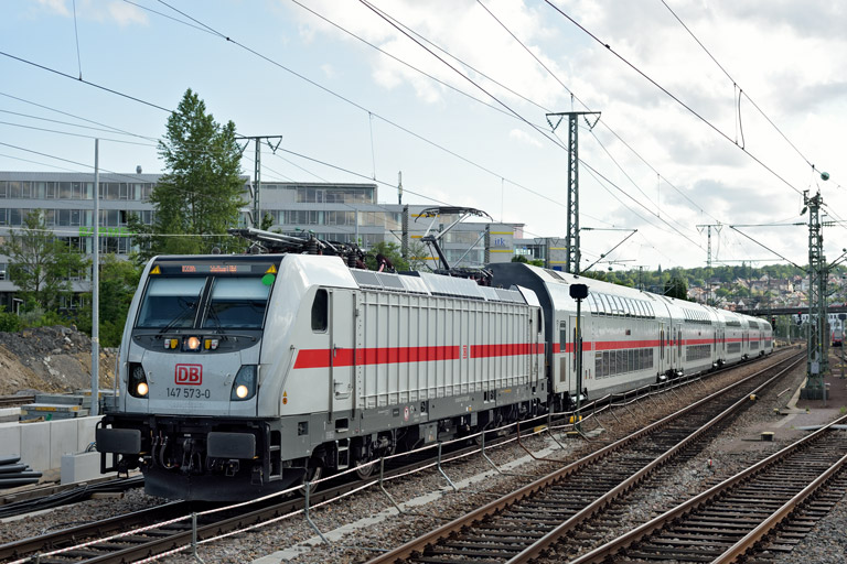 147 573 mit IC 2384/RE 52384 bei km 15,8 (Juli 2021)