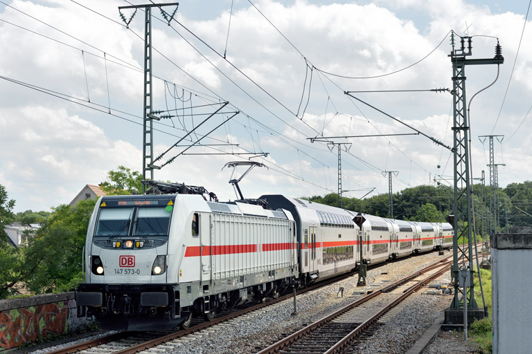 147 573 mit IC 2388/RE 52388 bei km 16,8 (Juli 2021)