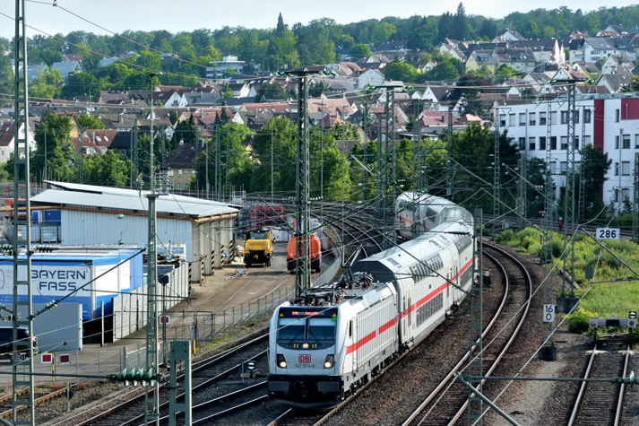 147 574 mit IC 2384/RE 52384 bei km 16,0 (Juni 2021)