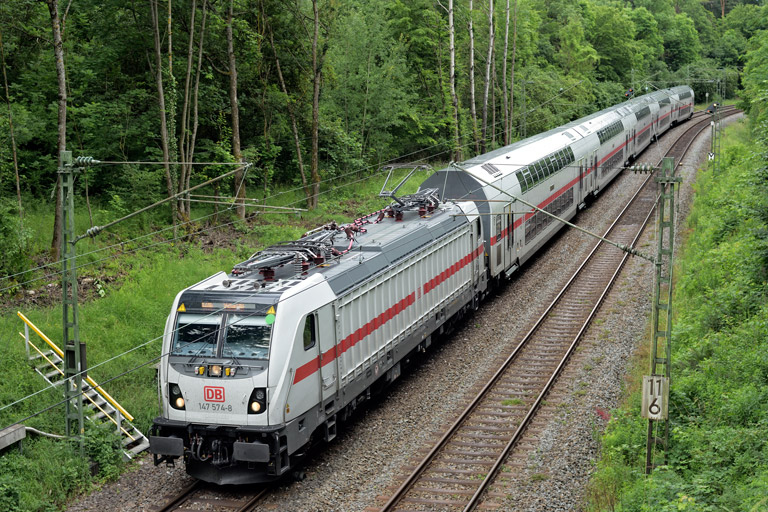 147 574 mit IC 2386/RE 52386 bei km 11,6 (Juli 2021)