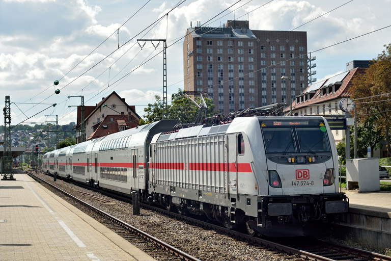 147 574 mit IC 2389/RE 52389 bei km 15,4 (September 2021)