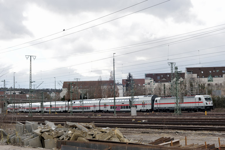 147 574 mit IC 2389/RE 52389 bei km 15,8 (M&auml;rz 2021)
