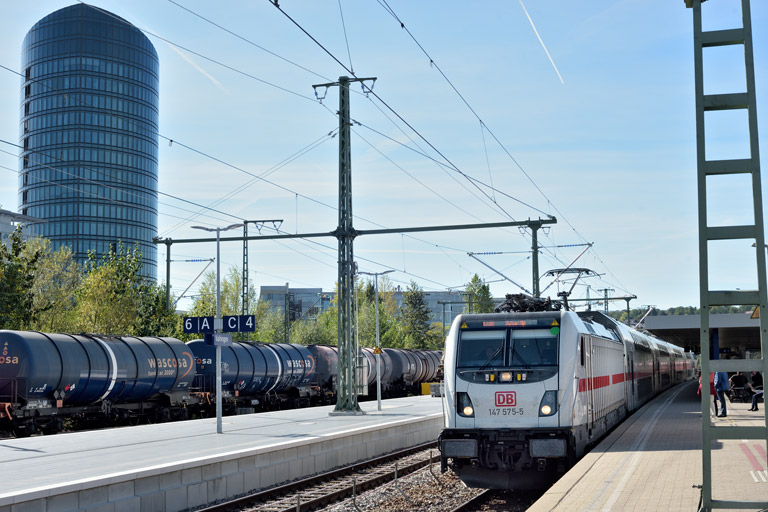 147 575 mit IC 2280/RE 52280 bei km 15,6 (Oktober 2021)