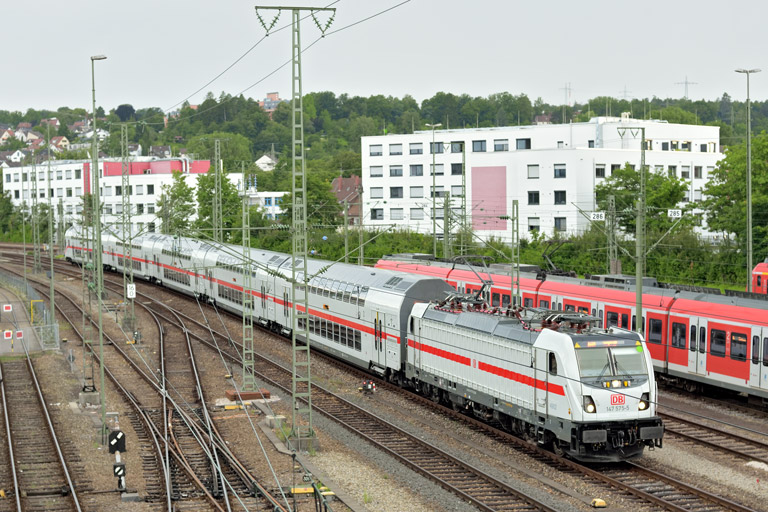 147 575 mit IC 2384/RE 52384 bei km 15,8 (Juli 2021)