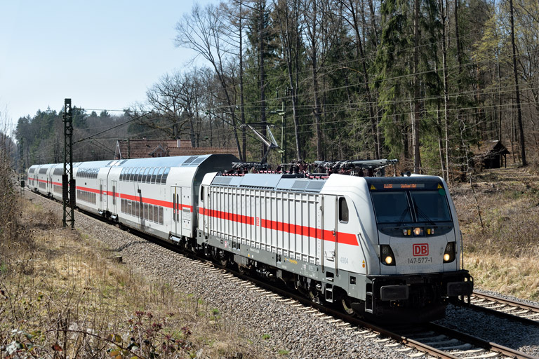 147 577 mit IC 2388/RE 52388 bei km 18,2 (April 2021)
