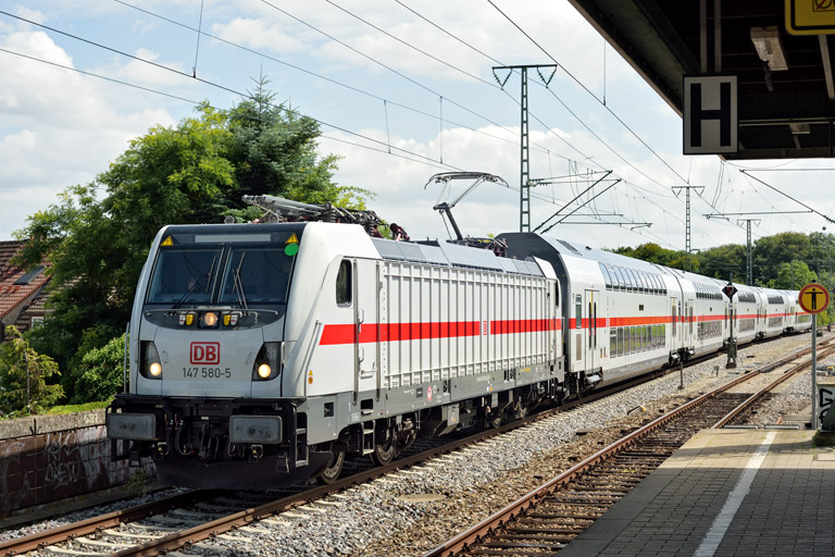 147 580 mit IC 2388/RE 52388 bei km 16,8 (August 2021)