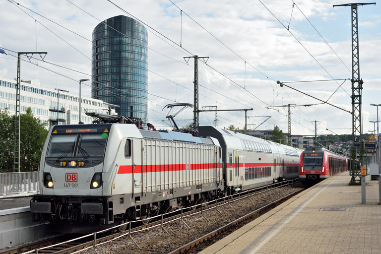 147 581 mit IC 2384/RE 52384 bei km 15,6 (Juli 2021)