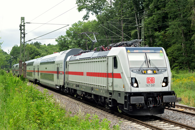 147 581 mit IC 2388/RE 52388 bei km 18,2 (Juli 2021)