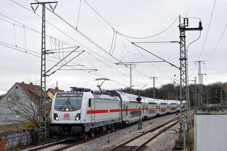 147 592 mit IC 2388/RE 52388 bei km 16,8 (Dezember 2021)