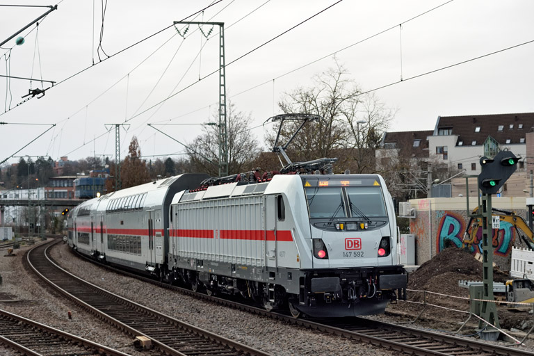 147 592 mit IC 2389/RE 52389 bei km 15,6 (Dezember 2021)
