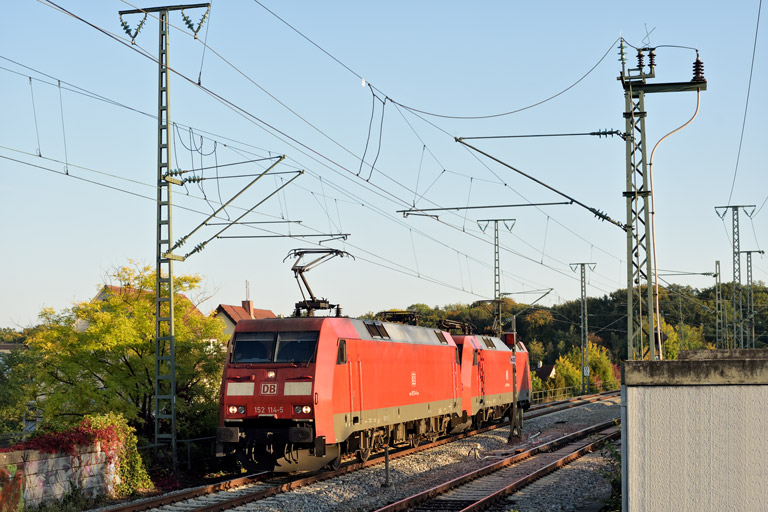 152 114 und 152 160 als T 66960 bei km 16,8 (Oktober 2021)