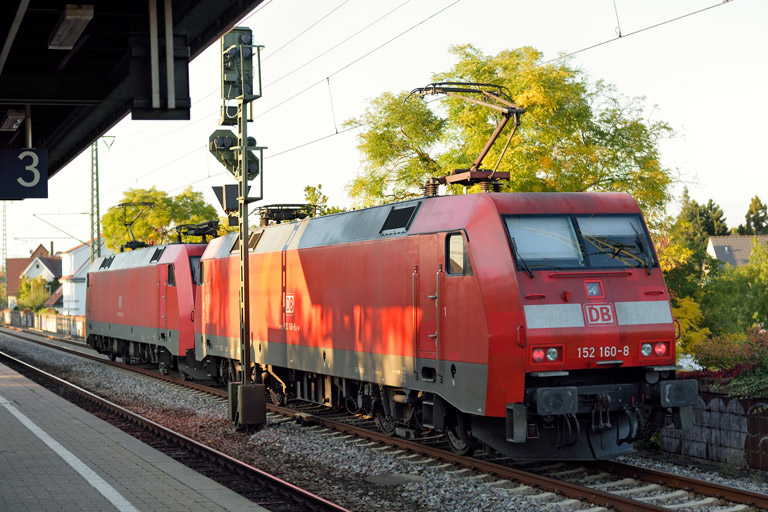 152 114 und 152 160 als T 66960 bei km 16,8 (Oktober 2021)