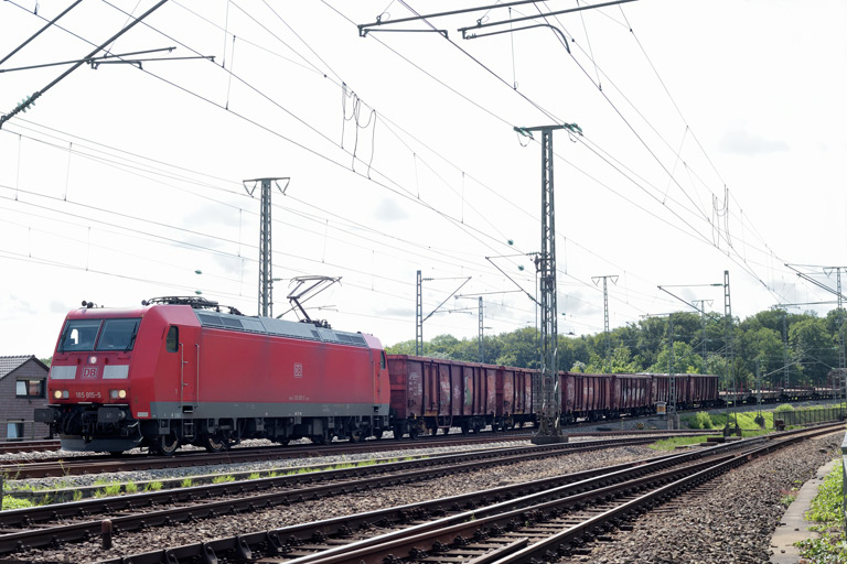 185 015 mit EZ 52054 bei km 17,0 (Juli 2021)