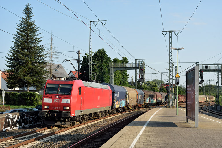 185 015 mit EZ 52093 bei km 16,6 (Juli 2021)
