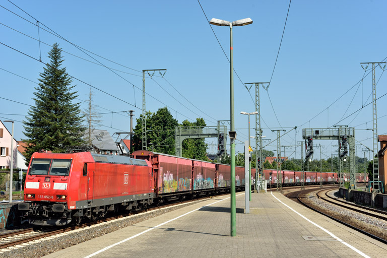 185 052 mit EZ 52088 bei km 16,8 (Juli 2021)