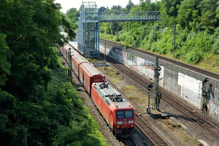 185 052 mit EZ 52101 bei km 14,0 (Juli 2021)