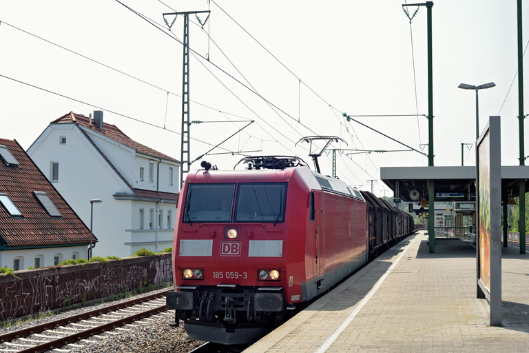 185 059 mit EZ 52054 bei km 16,6 (Juli 2021)