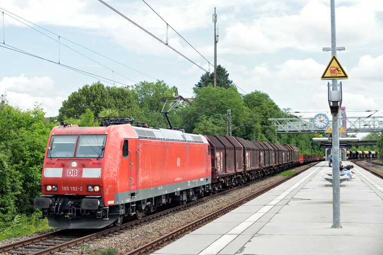 185 192 mit EZ 55054 bei km 14,2 (Juli 2021)