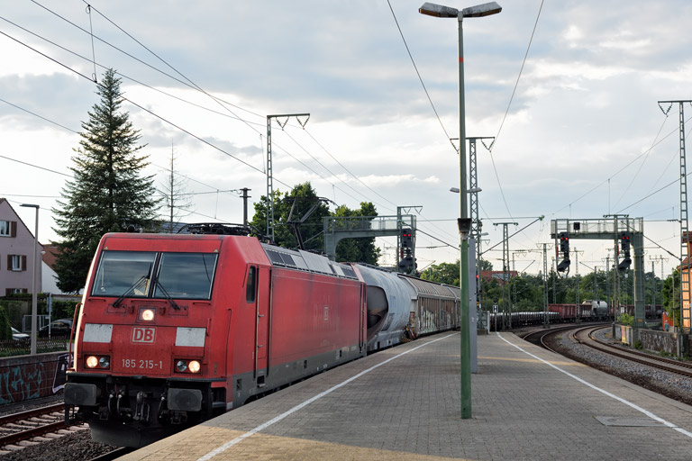 185 215 mit EZ 52099 bei km 16,6 (Juli 2021)