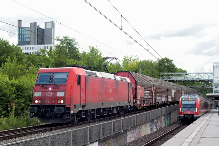185 221 mit EZ 52094 bei km 14,2 (Juli 2021)