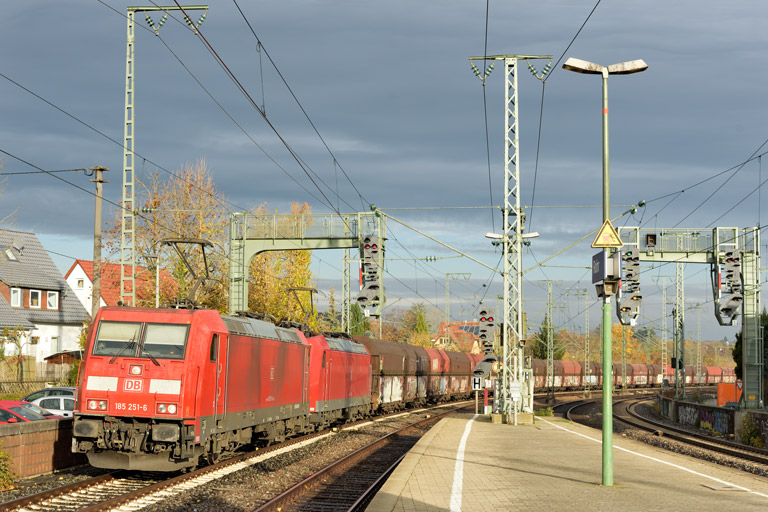 185 251 und 185 135 bei km 16,6 (November 2021)