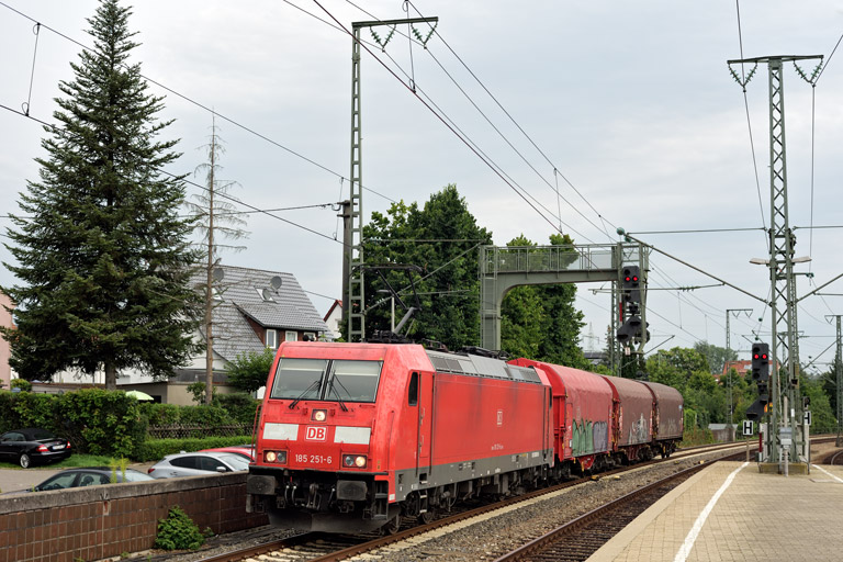 185 251 mit EZ 52093 bei km 16,6 (Juli 2021)