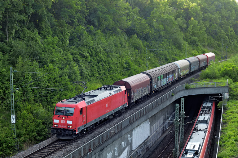 185 275 mit EZ 52095 bei km 13,8 (Juli 2021)