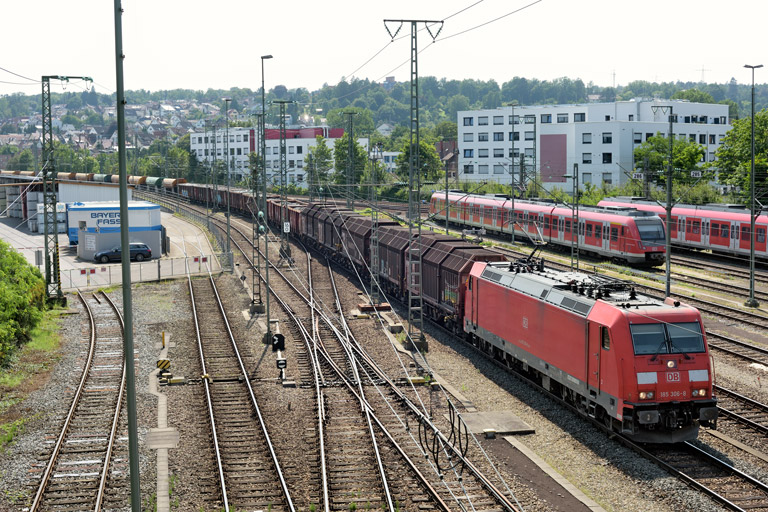 185 306 mit EZ 52098 bei km 16,0 (Juli 2021)