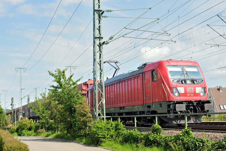 187 121 mit EZ 52089 bei km 17,0 (Juli 2021)